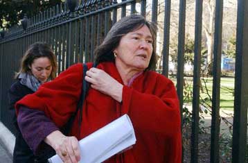 Στην αντεπίθεση η Κλερ Σορτ, επιμένει στην καταγγελία κατασκοπείας εις βάρος Ανάν