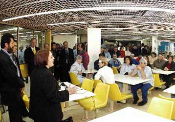 «ΠΑΣΟΚ και ΝΔ ψηφίζουν οι επιχειρηματίες» δηλώνει στους εργαζομένους η Αλ.Παπαρήγα