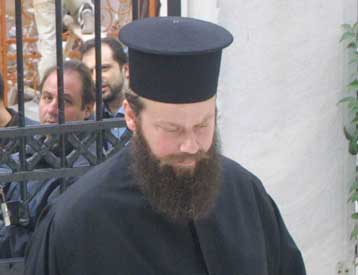 Σε κλίμα έντασης το «ντιμπέιτ» στο ραδιόφωνο της Εκκλησίας με αφορμή τις ταυτότητες