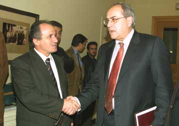 Δεσμεύσεις από ΠΑΣΟΚ, ΝΔ ότι θα στηρίξουν τους εργαζόμενους ζητά ο Ν.Κωνσταντόπουλος