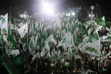 Σοβαρός τραυματισμός οπαδού του ΠΑΣΟΚ από βεγγαλικά στη συγκέντρωση της Πάτρας