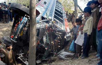 Τουλάχιστον 23 νεκροί στην Ινδία από πτώση λεωφορείου σε βαθύ φαράγγι