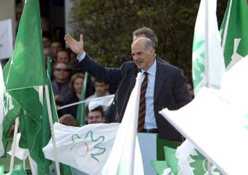 Να απαντήσουν στο δίλημμα «πρόοδος ή συντήρηση» καλεί τους Έλληνες ο Γ.Παπανδρέου