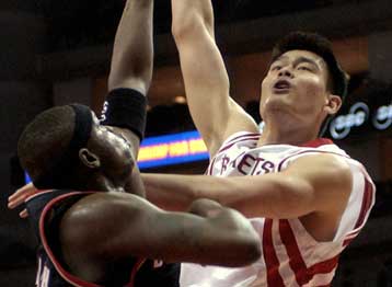 Σπουδαία νίκη στη μάχη για τα πλέι οφ πέτυχαν οι Ρόκετς επί των Μπλέιζερς με 89-85