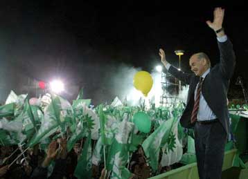 Η πολιτική καταιγίδα του ΠΑΣΟΚ θα σαρώσει τη ΝΔ, εκτιμά ο Γιώργος Παπανδρέου