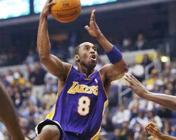 Νίκη των Λέικερς επί των Ουίζαρντς με το πρώτο τριπλ-νταμπλ του Κόμπι Μπράιαντ