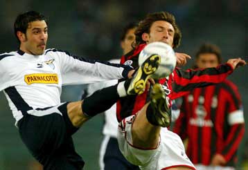 Φορτσάρει για το «σκουντέτο» η Μίλαν, 1-0 τη Λάτσιο στο «Ολίμπικο»