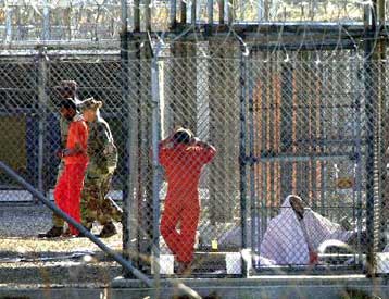 Επτά Ρώσοι κρατούμενοι μεταφέρθηκαν από το Γκουαντάναμο στη Μόσχα