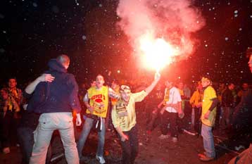 «Πάρτι» στο Λευκό Πύργο παικτών και οπαδών του Αρη για την κατάκτηση του Κυπέλλου