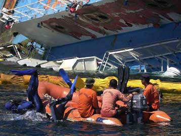 Κανένα σημάδι ζωής από τους 130 αγνοούμενους του Super Ferry 14