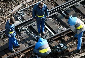 Εντατικές έρευνες στο σιδηροδρομικό δίκτυο της Γαλλίας έπειτα από τις απειλές της AZF