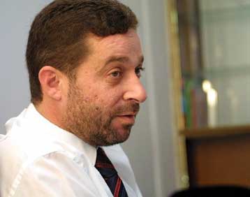 Τη φυγή του από τις συνομιλίες προετοιμάζει ο Ντενκτάς, κατά τη Hurriyet