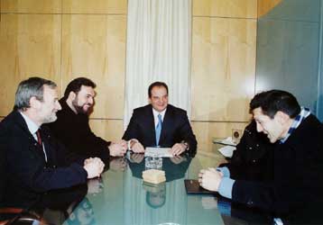 Οριστική λύση στο θέμα των συμβασιούχων υποσχέθηκε ο Κώστας Καραμανλής