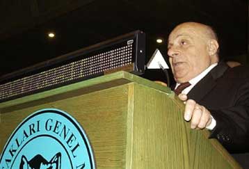 Με αποχώρηση από το διάλογο και εκστρατεία κατά του σχεδίου Ανάν απειλεί ο Ντενκτάς