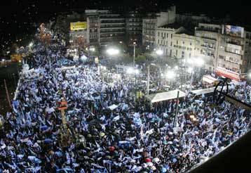 Το ΠΑΣΟΚ επιχειρεί να δημιουργήσει φοβικά διλήμματα, κατήγγειλε ο Κώστας Καραμανλής
