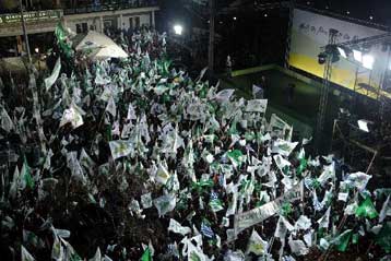 Κάλεσμα Παπανδρέου προς Καραμανλή να καταδικάσει τα ακραία στοιχεία στο κόμμα του