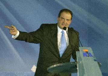 Για «παρακρατικές μεθοδεύσεις» κατηγορεί το ΠΑΣΟΚ ο Κώστας Καραμανλής