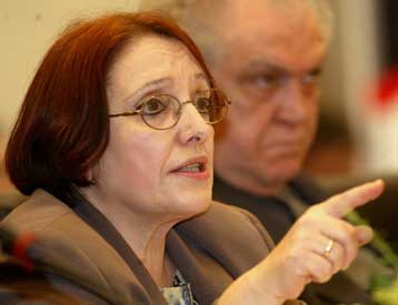 Για αποσιώπηση των μεγάλων θεμάτων κατηγόρησε ΠΑΣΟΚ και ΝΔ η Αλέκα Παπαρήγα