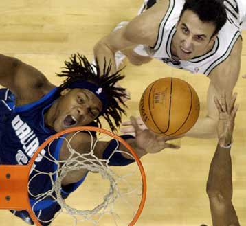 Σημαντική νίκη για Σπερς – Συνεχίστηκε το σερί των Σελτικς