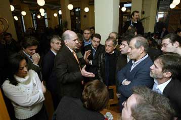 Γεύμα στους δημοσιογράφους παρέθεσαν Παπανδρέου και Καραμανλής