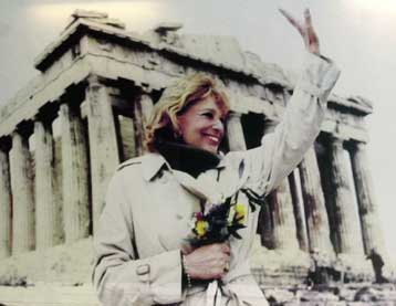 Οι αγαπημένοι της Μελίνας τίμησαν τη μνήμη της στο Α Νεκροταφείο