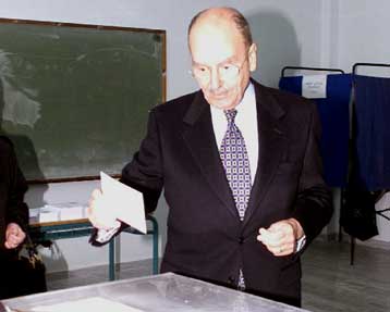 Το εκλογικό τους δικαίωμα άσκησαν οι Κ.Στεφανόπουλος και Κ.Σημίτης