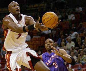 Νίκη του Μαϊάμι επί του Σακραμέντο με τριπλ – νταμπλ του Λαμάρ Όντομ