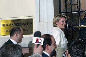 Θερμή υποδοχή του Κ.Καραμανλή στη Ρηγίλλης από οπαδούς της ΝΔ