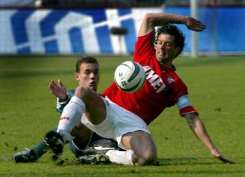 Δεν πείθει αλλά εξακολουθεί να προπορεύεται ο Αγιαξ