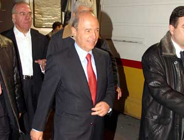 Συνεχίζουμε υπό νέες συνθήκες, δήλωσε ο Κώστας Σημίτης