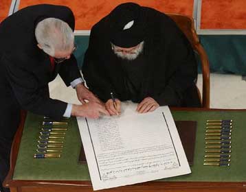 Το Κυβερνητικό Συμβούλιο του Ιράκ υπέγραψε το μεταβατικό Σύνταγμα