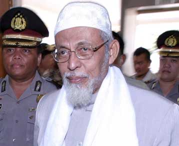 Σε 18 μήνες μειώθηκε η ποινή του Ινδονήσιου ισλαμιστή Αμπού Μπακάρ Μπασίρ