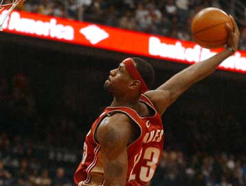 «Σπριντάρουν» για τα πλέι οφ οι Καβαλίερς με μπροστάρη τον Λεμπρόν Τζέιμς