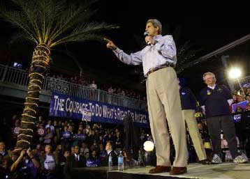 Σαφές προβάδισμα του Τζον Κέρι έναντι του Τζορτζ Μπους καταγράφει νέα δημοσκόπηση
