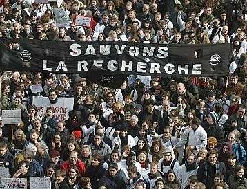 Γάλλοι επιστήμονες παραιτούνται μαζικά διαμαρτυρόμενοι για τις περικοπές κονδυλίων