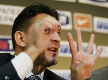 Να παίξουν με πάθος κόντρα στον Ολυμπιακό, ζητά από τους παίκτες του ο Ντουμιτρέσκου