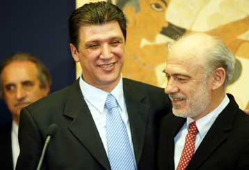 Αλλαγή σκυτάλης στο υφυπουργείο Αθλητισμού με φιλοφρονήσεις, αλλά και απουσίες