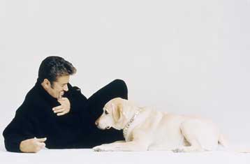 Την απόσυρσή του από τη «συμβατική» μουσική βιομηχανία ανακοίνωσε ο Τζορτζ Μάικλ