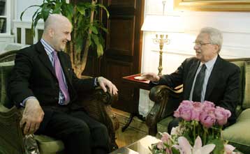 Η κυβέρνηση εργάζεται για βιώσιμη λύση διαβεβαίωσε ο Π.Μολυβιάτης τον Ντε Σότο