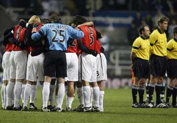 Αγωνία στο Λίβερπουλ, χαρές στο Νιούκαστλ, ιστορική νίκη της Γκεντσλερμπιρλιγκί