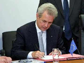 Κεφάλαια 1,2 δισ. ευρώ χορήγησε η Ευρωπαϊκή Τράπεζα Επενδύσεων στην Ελλάδα το 2003