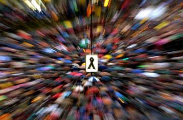 «Θάλασσα» λαού τιμά σιωπηλά τους νεκρούς της τρομοκρατικής επίθεσης στη Μαδρίτη