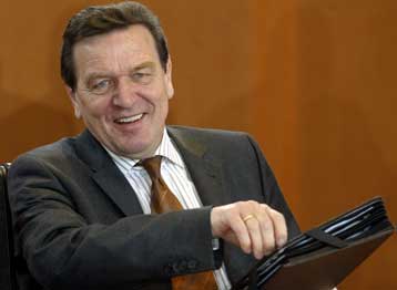 Αναζητώντας συμβιβαστική λύση για το Σύνταγμα της ΕΕ ο Σρέντερ θα μεταβεί στην Πολωνία