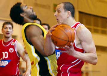 Με τη… ψυχή στο στόμα ο Ολυμπιακός, άνετες νίκες για Περιστέρι και Μαρούσι