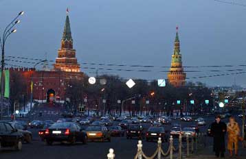 Στις φλόγες το ιστορικό κτίριο Μανιέζ στη Μόσχα – Δύο πυροσβέστες νεκροί