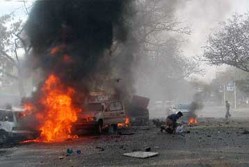 Όχημα γεμάτο εκρηκτικά εντοπίστηκε μπροστά από το αμερικανικό προξενείο στο Καράτσι