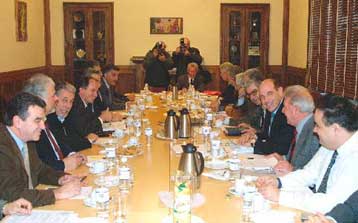 Στο τραπέζι του κοινωνικού διαλόγου μισθοί και εργασιακές σχέσεις