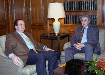 Ο πολιτισμός στο επίκεντρο συνάντησης Καραμανλή – Θεοδωράκη στο Μέγαρο Μαξίμου