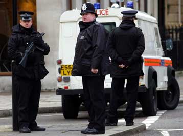 Τέσσερις επιστολές με «ύποπτο» περιεχόμενο εντοπίστηκαν σε πρεσβείες στο Λονδίνο