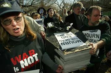 Διαδήλωση συγγενών στρατιωτών που σκοτώθηκαν στο Ιράκ έξω από τον Λευκό Οίκο